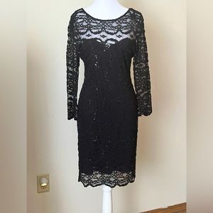 Cocktail dress in Lace & sequin black. This sophisticated dress is knee length.